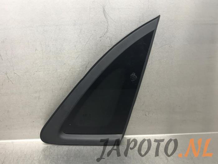 Usados Ventanilla triangular derecha detrás Hyundai Kona (OS) 64 kWh Precio € 36,70 Norma de margen ofrecido por Japoto Parts B.V.