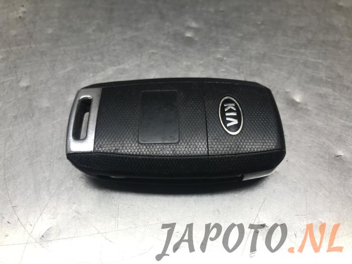 Używane Klucz Kia Cee'd Sportswagon (JDC5) 1.6 GDI 16V Cena € 26,20 Procedura marży oferowane przez Japoto Parts B.V.