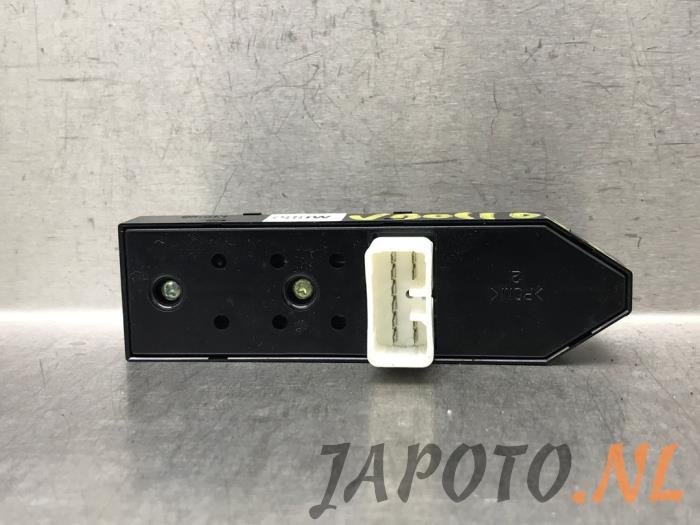 Usados Interruptor combinado de ventanillas Kia Sportage (JE) 2.0 CVVT 16V 4x2 Precio € 20,95 Norma de margen ofrecido por Japoto Parts B.V.
