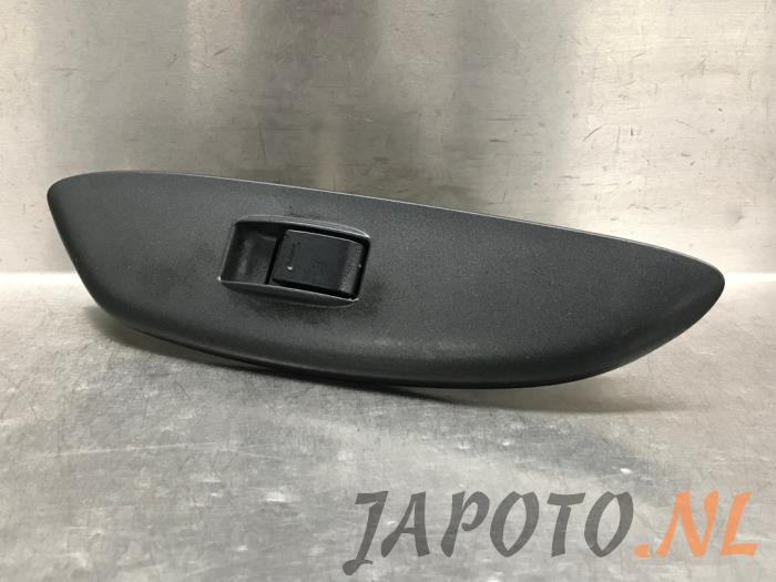 Usados Interruptor de ventanilla eléctrica Toyota Yaris (P1) 1.0 16V VVT-i Precio € 10,45 Norma de margen ofrecido por Japoto Parts B.V.