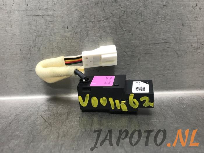 Usados Micrófono Nissan Qashqai (J11) 1.3 DIG-T 140 16V Precio € 36,70 Norma de margen ofrecido por Japoto Parts B.V.