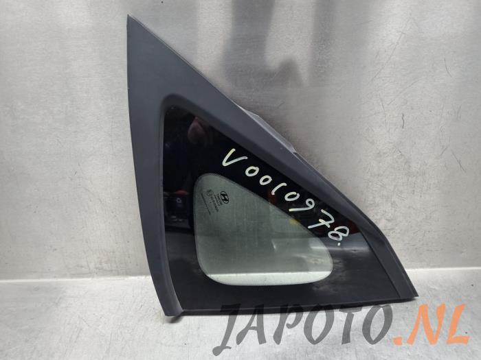 Usados Ventanilla triangular derecha detrás Hyundai i20 (BC3) 1.0 T-GDI 100 Mild Hybrid 48V 12V Precio € 41,95 Norma de margen ofrecido por Japoto Parts B.V.
