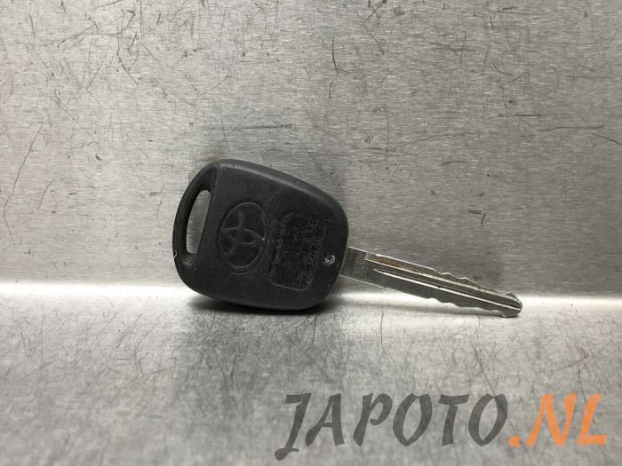 Begagnade Nyckel Toyota Yaris II (P9) 1.3 16V VVT-i Pris € 20,95 Marginaltabell erbjuds av Japoto Parts B.V.