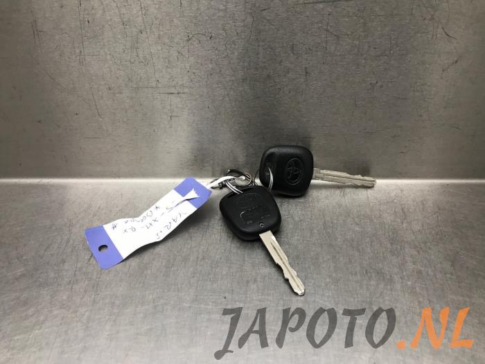 Używane Klucz Toyota Yaris II (P9) 1.3 16V VVT-i Cena € 20,95 Procedura marży oferowane przez Japoto Parts B.V.