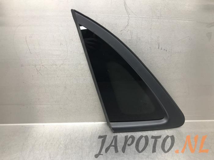Usados Ventanilla triangular izquierda detrás Hyundai Kona (OS) 1.6 GDi HEV 16V Precio € 36,70 Norma de margen ofrecido por Japoto Parts B.V.