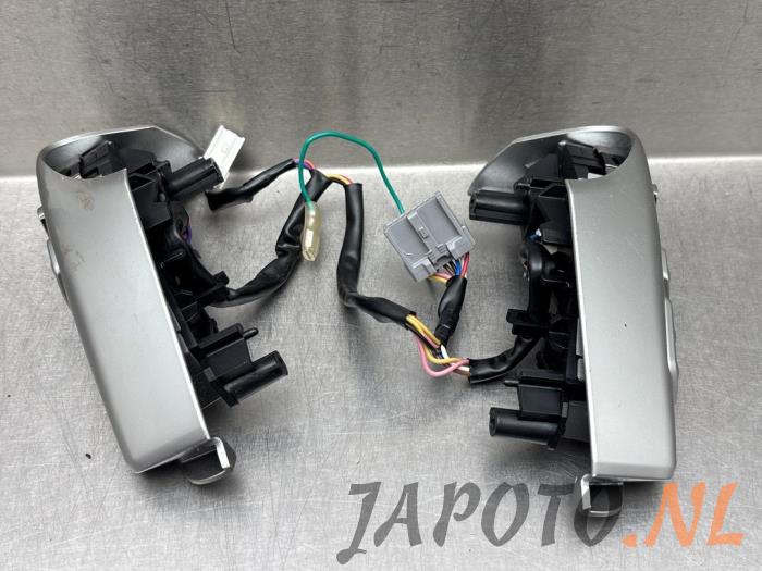 Używane Przelacznik kierownicy Nissan Note (E12) 1.2 68 Cena € 52,45 Procedura marży oferowane przez Japoto Parts B.V.