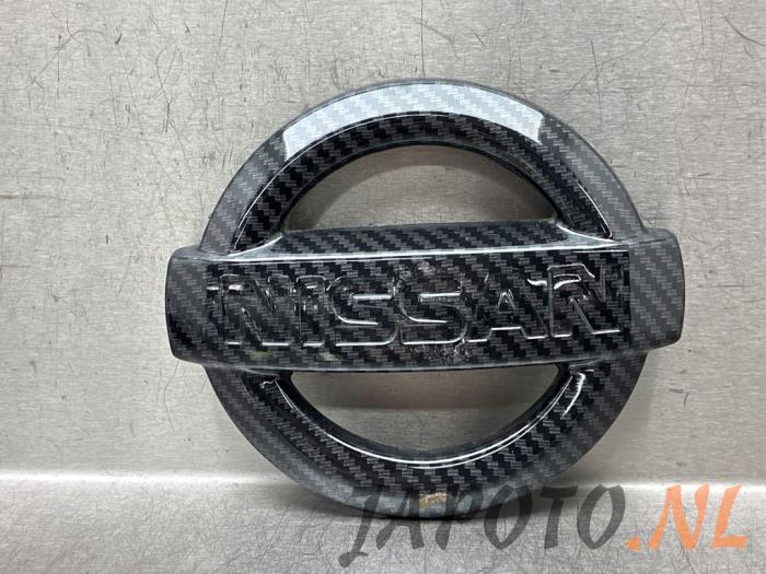 Używane Emblemat Nissan Pulsar (C13) 1.6 GT DiG-T 16V Cena € 26,20 Procedura marży oferowane przez Japoto Parts B.V.