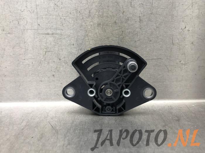 Begagnade Gaspedalsensor Toyota Yaris IV (P21/PA1/PH1) 1.5 12V Hybrid 115 Pris € 26,20 Marginaltabell erbjuds av Japoto Parts B.V.
