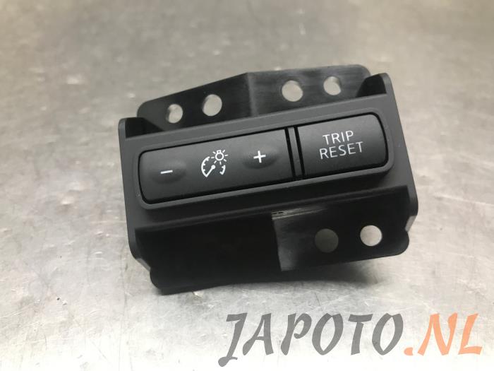Używane Przelacznik (rózne) Nissan Qashqai (J11) 1.2 DIG-T 16V Cena € 15,70 Procedura marży oferowane przez Japoto Parts B.V.