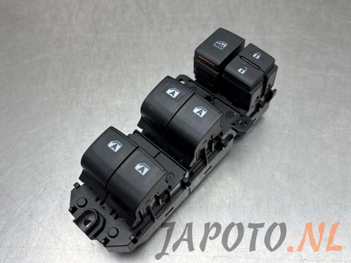 Usados Interruptor combinado de ventanillas Toyota Prius (ZVW5) 1.8 16V Hybrid Precio € 104,95 Norma de margen ofrecido por Japoto Parts B.V.