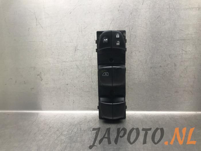 Usados Interruptor combinado de ventanillas Nissan Qashqai (J11) 1.2 DIG-T 16V Precio € 47,20 Norma de margen ofrecido por Japoto Parts B.V.
