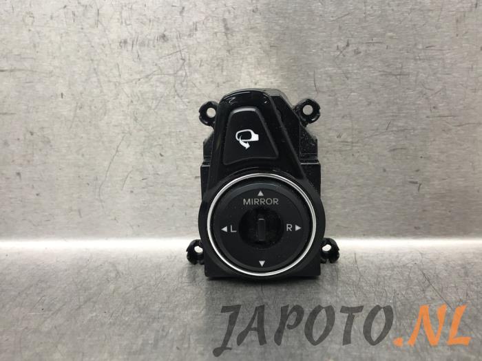 Używane Przelacznik lusterka Hyundai i40 CW (VFC) 1.6 GDI 16V Cena € 26,20 Procedura marży oferowane przez Japoto Parts B.V.
