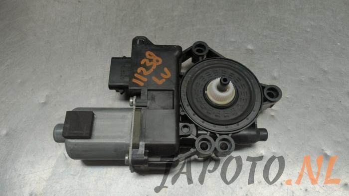 Usados Motor de ventanilla de puerta Hyundai i40 CW (VFC) 1.6 GDI 16V Precio € 52,45 Norma de margen ofrecido por Japoto Parts B.V.