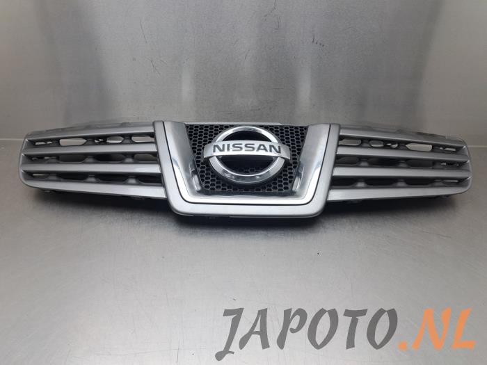 Begagnade Grill Nissan Qashqai (J10) 2.0 16V Pris € 104,95 Marginaltabell erbjuds av Japoto Parts B.V.