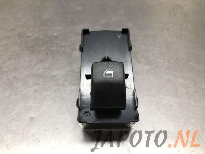 Usados Interruptor de ventanilla eléctrica Kia Sportage (NQ5E) 1.6 T-GDI MEHV 48V Precio € 26,15 Norma de margen ofrecido por Japoto Parts B.V.