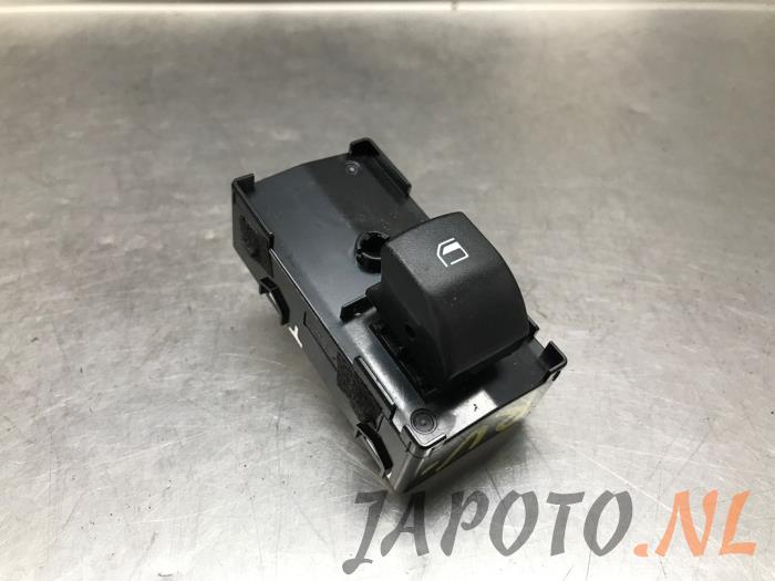 Usados Interruptor de ventanilla eléctrica Kia Sportage (NQ5E) 1.6 T-GDI MEHV 48V Precio € 26,24 Norma de margen ofrecido por Japoto Parts B.V.