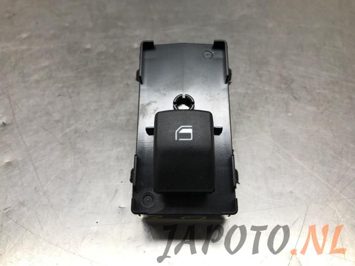 Usados Interruptor de ventanilla eléctrica Kia Sportage (NQ5E) 1.6 T-GDI MEHV 48V Precio € 26,24 Norma de margen ofrecido por Japoto Parts B.V.