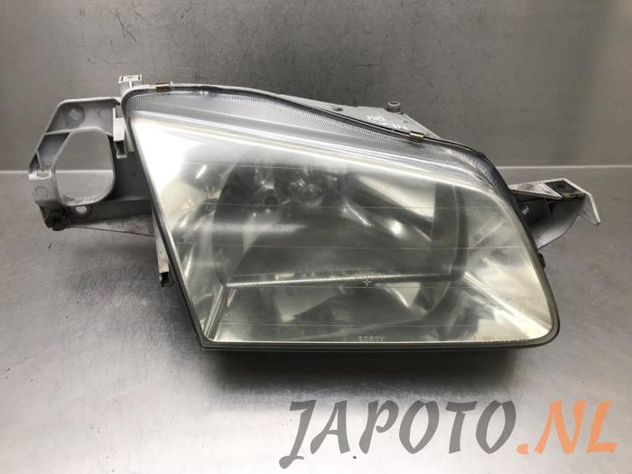 Używane Reflektor prawy Mazda 323 Fastbreak (BJ14) 1.5 LX,GLX 16V Cena € 26,20 Procedura marży oferowane przez Japoto Parts B.V.