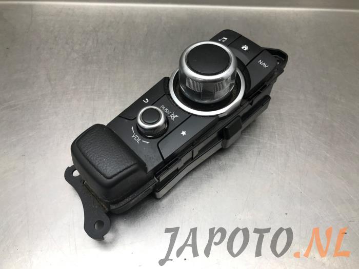 Usagé Panneau de commandes navigation Mazda 2 (DJ/DL) 1.5 SkyActiv-G 90 Prix € 78,70 Règlement à la marge proposé par Japoto Parts B.V.