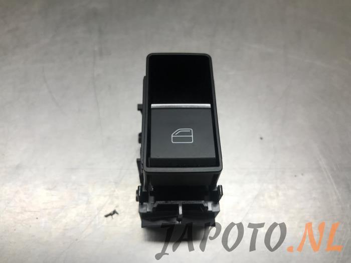 Usados Interruptor de ventanilla eléctrica Mazda CX-30 (DM) 2.0 e-SkyActiv-G 150 16V Precio € 31,45 Norma de margen ofrecido por Japoto Parts B.V.