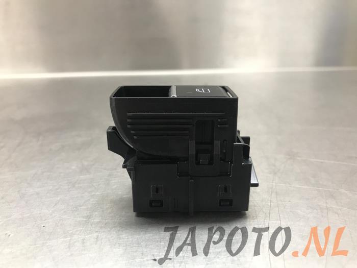 Usados Interruptor de ventanilla eléctrica Mazda CX-30 (DM) 2.0 e-SkyActiv-G 150 16V Precio € 31,45 Norma de margen ofrecido por Japoto Parts B.V.