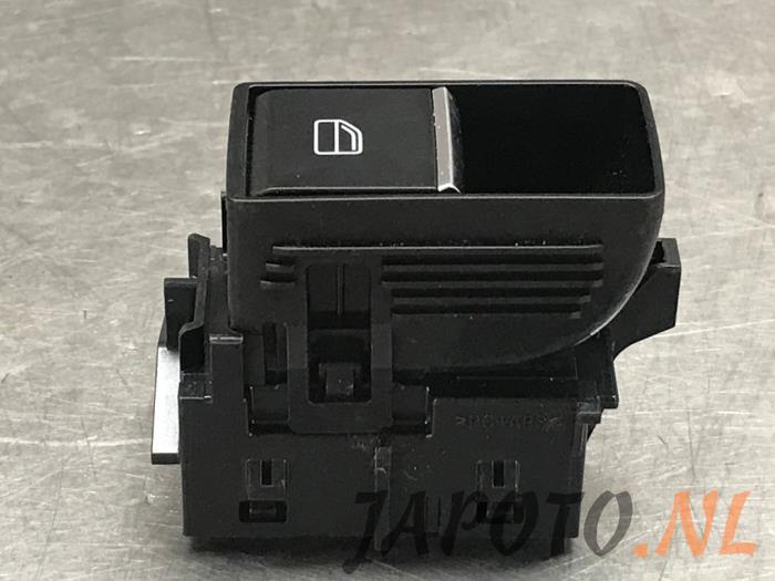 Usados Interruptor de ventanilla eléctrica Mazda CX-30 (DM) 2.0 e-SkyActiv-G 150 16V Precio € 31,45 Norma de margen ofrecido por Japoto Parts B.V.