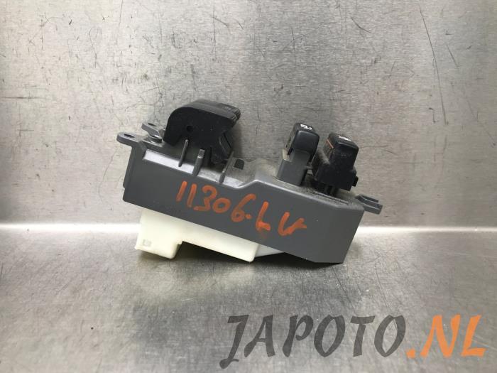 Używane Przelacznik combi okienny Toyota Yaris III (P13) 1.5 16V Hybrid Cena € 26,20 Procedura marży oferowane przez Japoto Parts B.V.