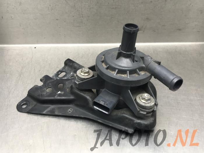 Begagnade Extra vattenpump Toyota Yaris III (P13) 1.5 16V Hybrid Pris € 52,45 Marginaltabell erbjuds av Japoto Parts B.V.