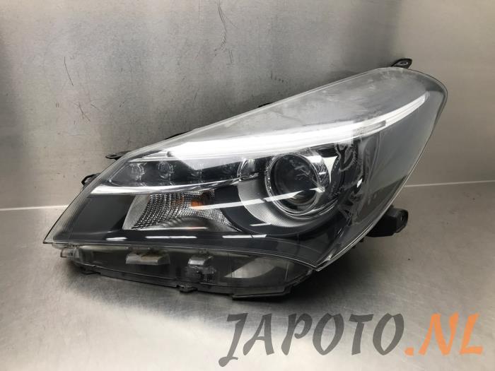 Używane Reflektor lewy Toyota Yaris III (P13) 1.5 16V Hybrid Cena € 393,75 Procedura marży oferowane przez Japoto Parts B.V.