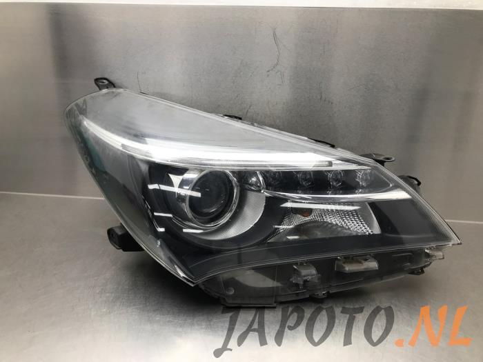 Używane Reflektor prawy Toyota Yaris III (P13) 1.5 16V Hybrid Cena € 393,75 Procedura marży oferowane przez Japoto Parts B.V.
