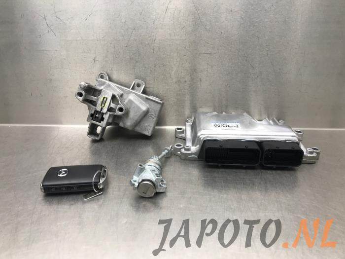Used Ignition lock + computer Mazda CX-30 (DM) 2.0 e-SkyActiv-G 150 16V Price € 209,95 Margin scheme offered by Japoto Parts B.V.