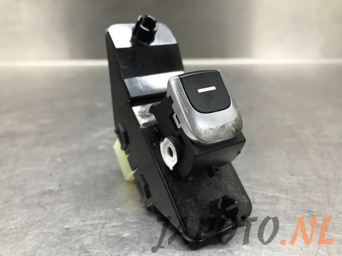 Usados Interruptor de ventanilla eléctrica Kia Niro I (DE) E-Niro 64 kWh Precio € 20,95 Norma de margen ofrecido por Japoto Parts B.V.