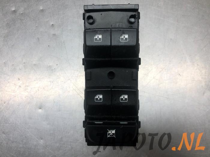 Usados Interruptor combinado de ventanillas Kia Ceed Sportswagon (CDF) 1.0i T-GDi 12V Precio € 52,45 Norma de margen ofrecido por Japoto Parts B.V.