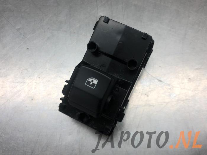 Usados Interruptor de ventanilla eléctrica Kia Ceed Sportswagon (CDF) 1.0i T-GDi 12V Precio € 15,70 Norma de margen ofrecido por Japoto Parts B.V.