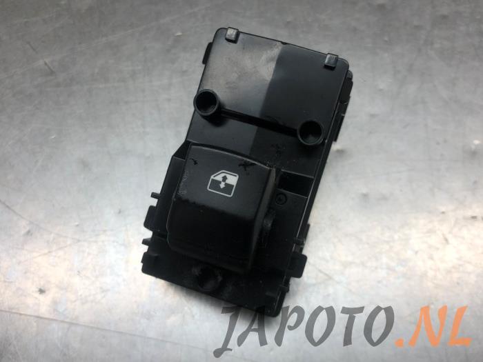 Usados Interruptor de ventanilla eléctrica Kia Ceed Sportswagon (CDF) 1.0i T-GDi 12V Precio € 15,70 Norma de margen ofrecido por Japoto Parts B.V.