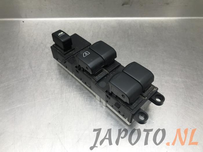 Usados Interruptor combinado de ventanillas Nissan Qashqai (J10) 2.0 16V Precio € 52,45 Norma de margen ofrecido por Japoto Parts B.V.