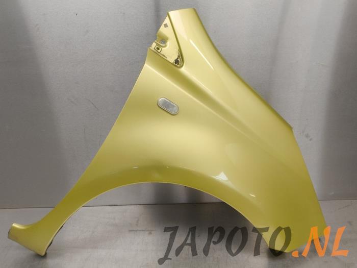 Używane Blotnik prawy przód Nissan Note (E11) 1.6 16V Cena € 73,45 Procedura marży oferowane przez Japoto Parts B.V.