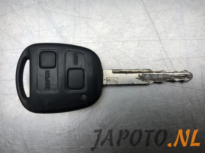 Begagnade Nyckel Toyota Yaris II (P9) 1.3 16V VVT-i Pris € 20,95 Marginaltabell erbjuds av Japoto Parts B.V.