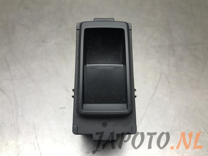 Usados Interruptor de ventanilla eléctrica Lexus RX (L1) 450h V6 24V VVT-i 4x4 Precio € 26,20 Norma de margen ofrecido por Japoto Parts B.V.
