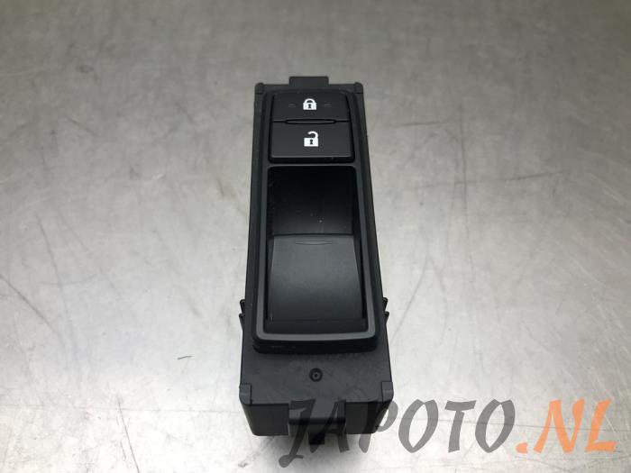 Usados Interruptor de ventanilla eléctrica Lexus RX (L1) 450h V6 24V VVT-i 4x4 Precio € 26,20 Norma de margen ofrecido por Japoto Parts B.V.
