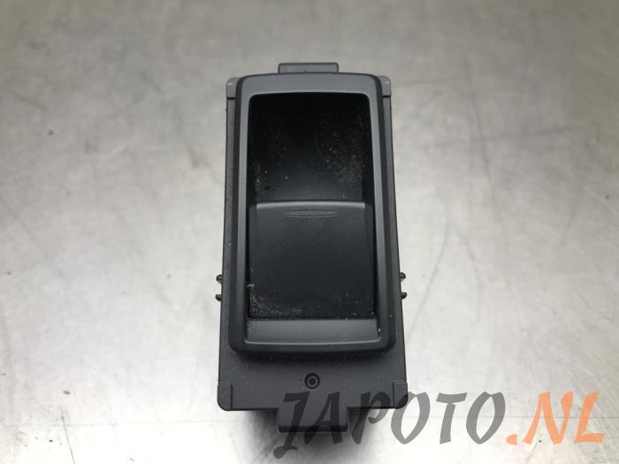 Usados Interruptor de ventanilla eléctrica Lexus RX (L1) 450h V6 24V VVT-i 4x4 Precio € 26,20 Norma de margen ofrecido por Japoto Parts B.V.
