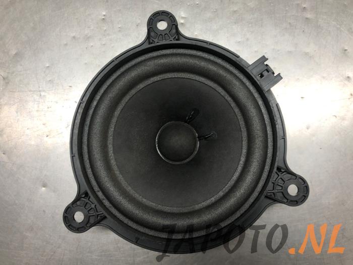 Używane Glosnik Mazda CX-3 (DJ/DK) 2.0 SkyActiv-G 120 Cena € 20,99 Procedura marży oferowane przez Japoto Parts B.V.