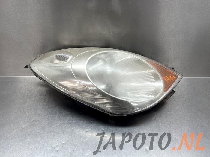 Używane Reflektor prawy Nissan Note (E11) 1.6 16V Cena € 52,45 Procedura marży oferowane przez Japoto Parts B.V.