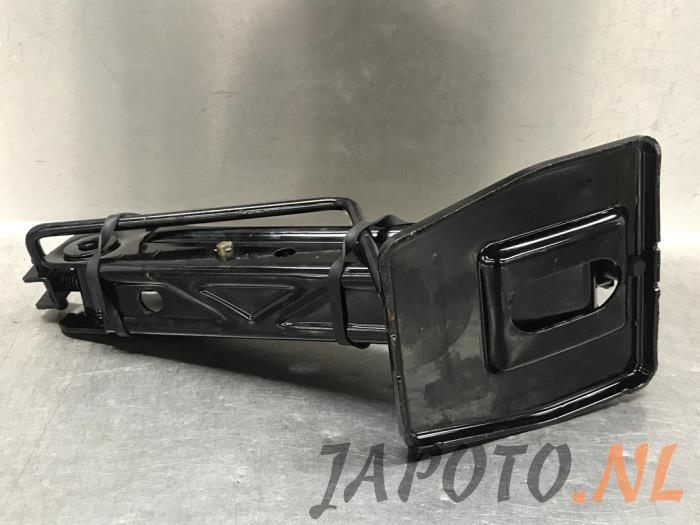 Używane Dzwignik Suzuki Swift (ZA/ZC/ZD1/2/3/9) 1.3 VVT 16V Cena € 26,20 Procedura marży oferowane przez Japoto Parts B.V.