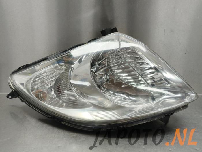 Używane Reflektor lewy Suzuki Swift (ZA/ZC/ZD1/2/3/9) 1.3 VVT 16V Cena € 62,95 Procedura marży oferowane przez Japoto Parts B.V.