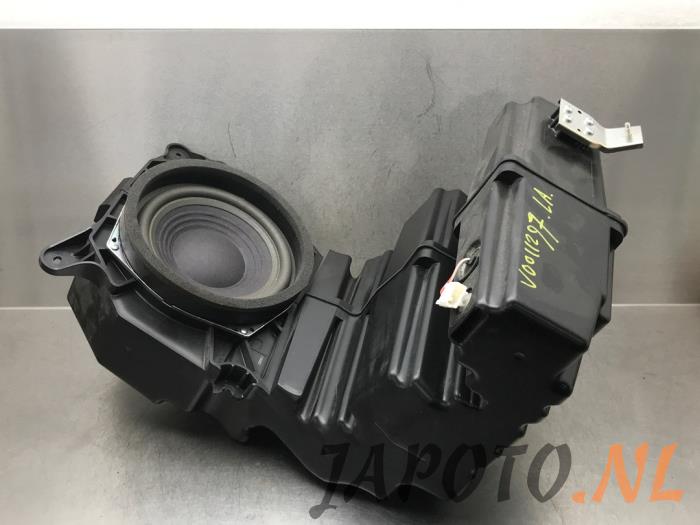 Używane Subwoofer Lexus RX (L1) 450h V6 24V VVT-i 4x4 Cena € 104,95 Procedura marży oferowane przez Japoto Parts B.V.