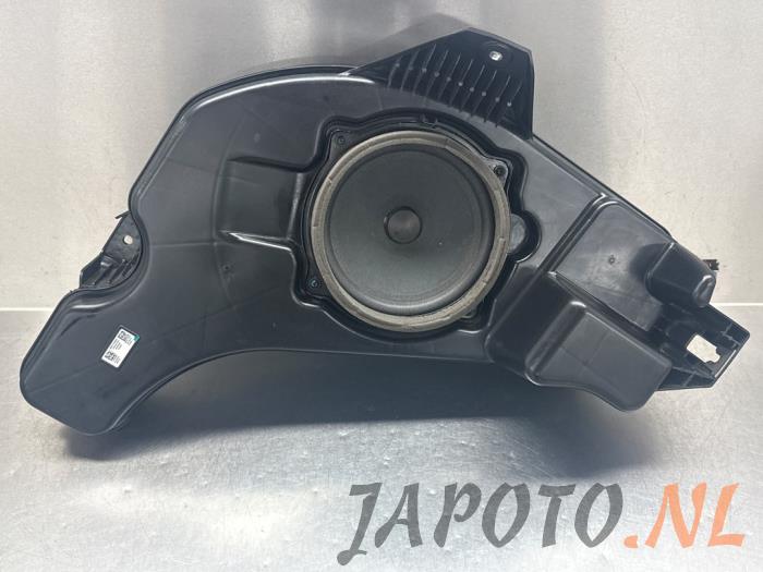 Używane Subwoofer Lynk &amp; Co 01 1.5 PHEV Cena € 78,70 Procedura marży oferowane przez Japoto Parts B.V.