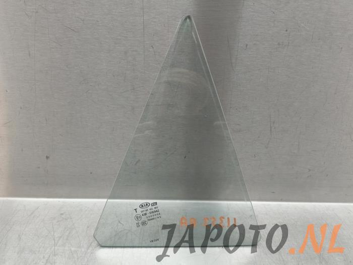 Usados Ventanilla triangular derecha detrás Kia Stonic (YB) 1.0i T-GDi 12V Precio € 36,70 Norma de margen ofrecido por Japoto Parts B.V.