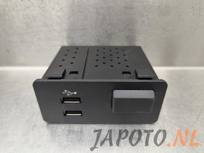Używane Modul USB Mazda CX-5 II (KF) 2.2 SkyActiv-D 175 16V 4WD Cena € 78,70 Procedura marży oferowane przez Japoto Parts B.V.