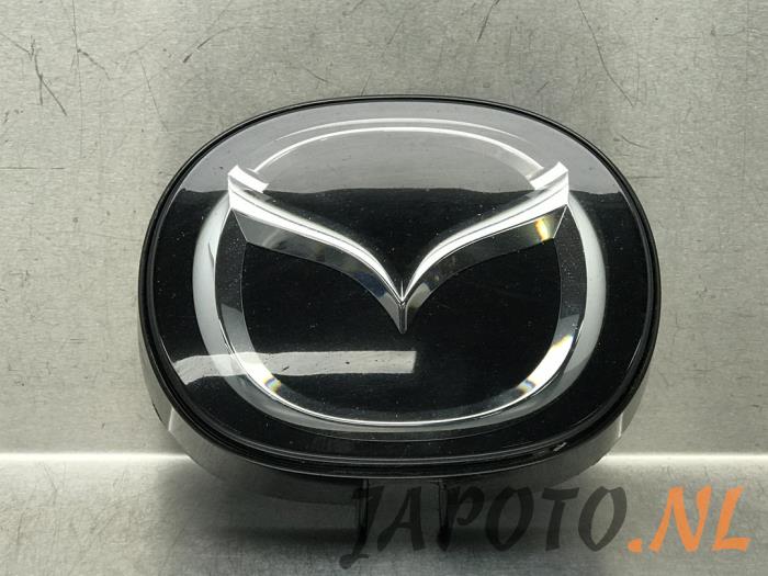 Begagnade Emblem Mazda CX-5 II (KF) 2.2 SkyActiv-D 175 16V 4WD Pris € 26,20 Marginaltabell erbjuds av Japoto Parts B.V.